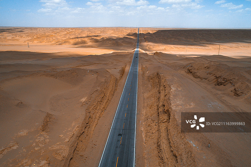 航拍雅丹地貌的公路图片素材