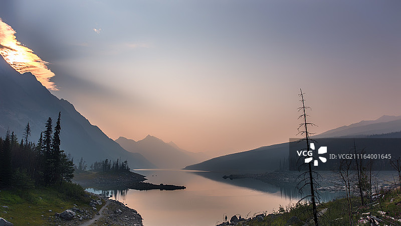 加拿大不列颠哥伦比亚省药湖上的雾图片素材