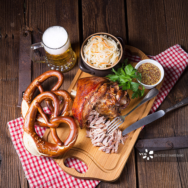 手撕猪肉、啤酒和椒盐卷饼的俯视图图片素材