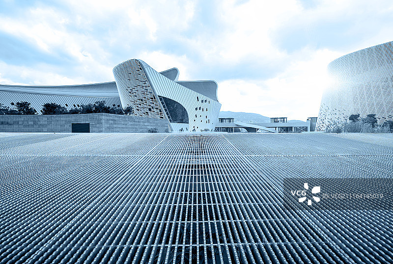 现代城市建筑前的钢铁露台图片素材