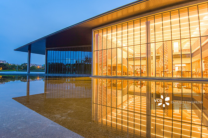 现代建筑夜景 图书馆图片素材