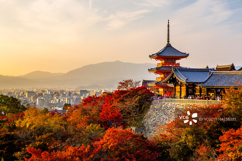 日本京都清水寺红叶季黄昏图片素材
