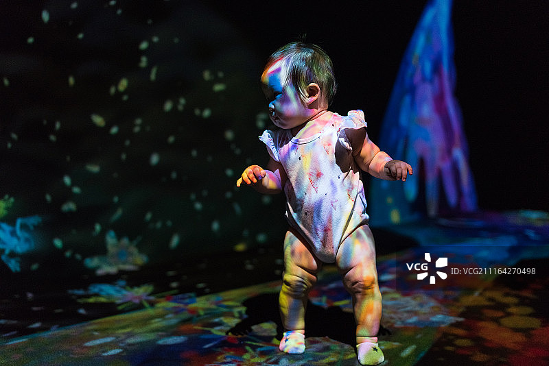 宝宝在科技时尚展-paige图片素材