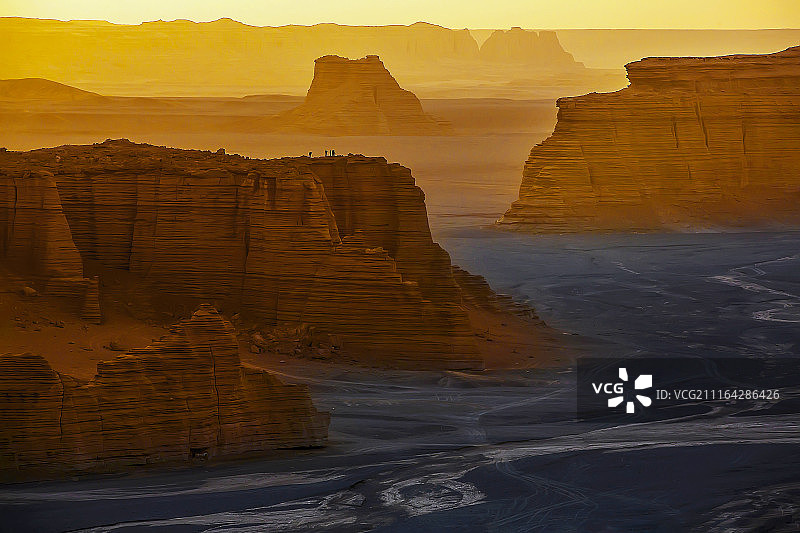 新疆哈密罗布泊腹地，丹霞地貌形成的陡峭山崖，十分壮观图片素材