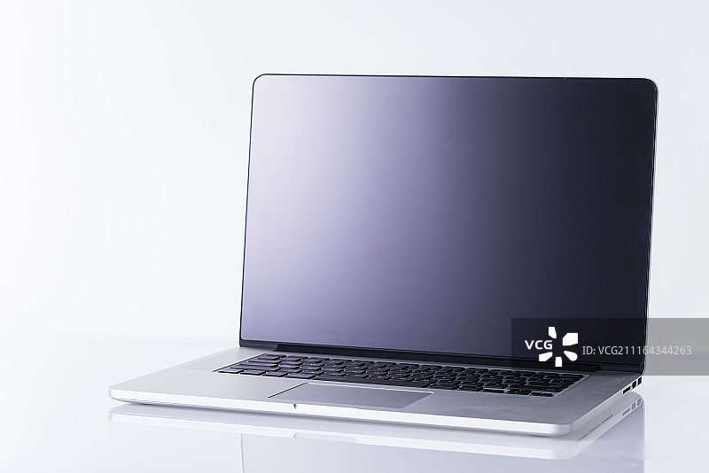 纯色背景下的笔记本图片素材