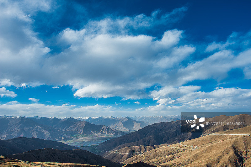 西藏山南市浪卡子县羊卓雍措图片素材