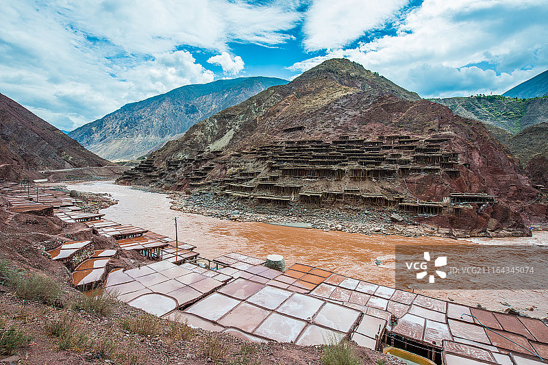 西藏芒康县盐井图片素材