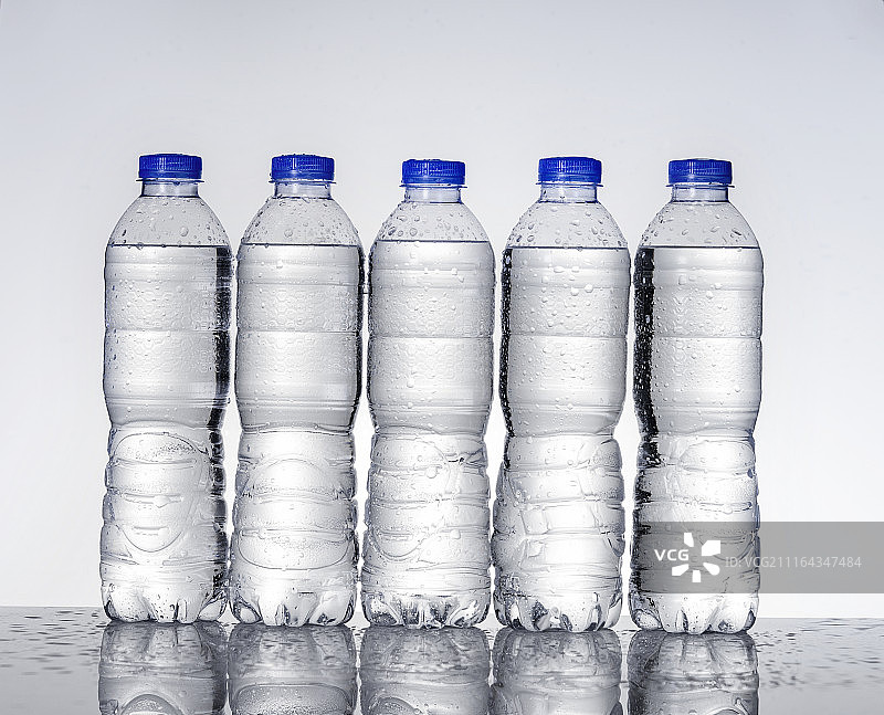 纯色背景的矿泉水图片素材