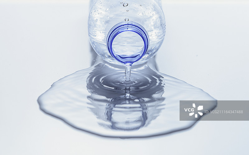 纯色背景的矿泉水图片素材