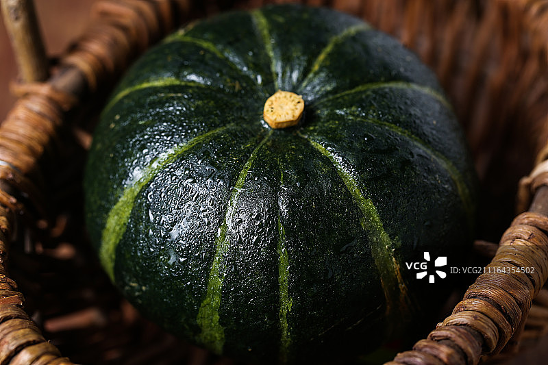 一个带露珠的南瓜图片素材