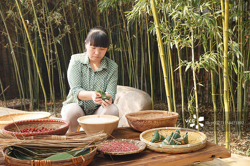 中年女人包粽子图片素材