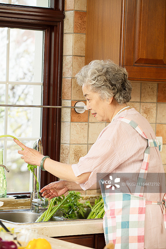 老年女人在厨房图片素材