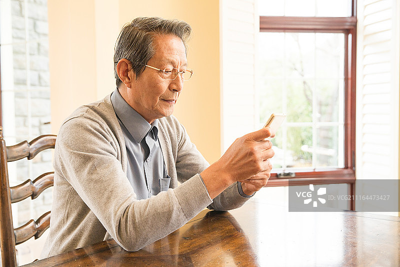老年男人独处图片素材
