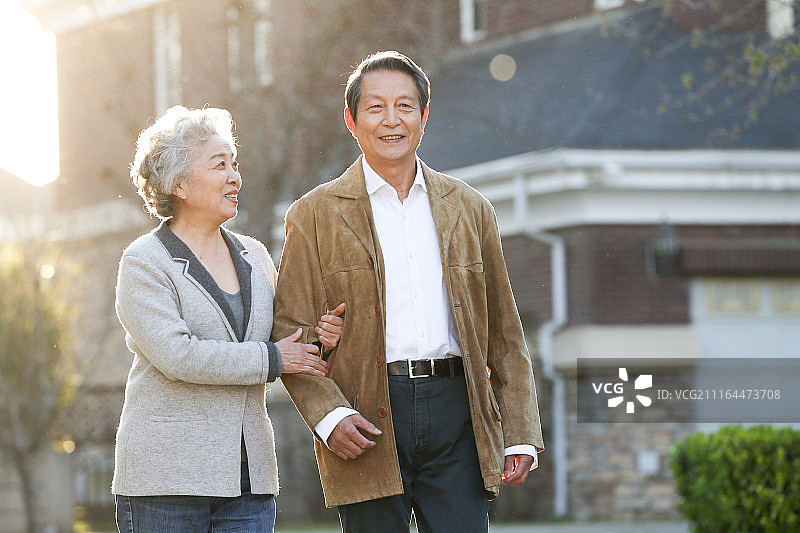 老年夫妇在户外散步图片素材