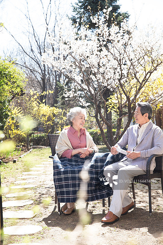 老年夫妇在庭院图片素材