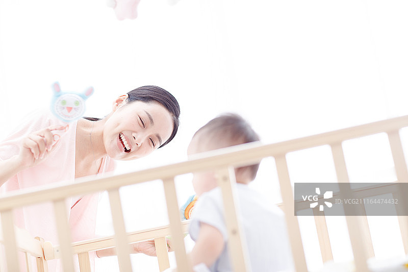 妈妈和宝宝玩耍图片素材