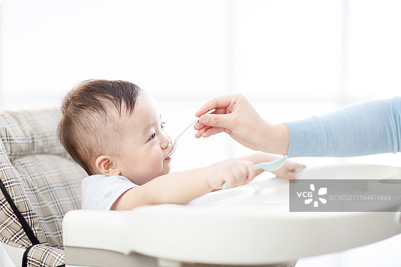 可爱的男婴在吃辅食图片素材
