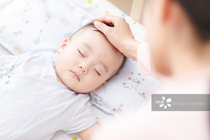 妈妈看着宝宝睡觉图片素材