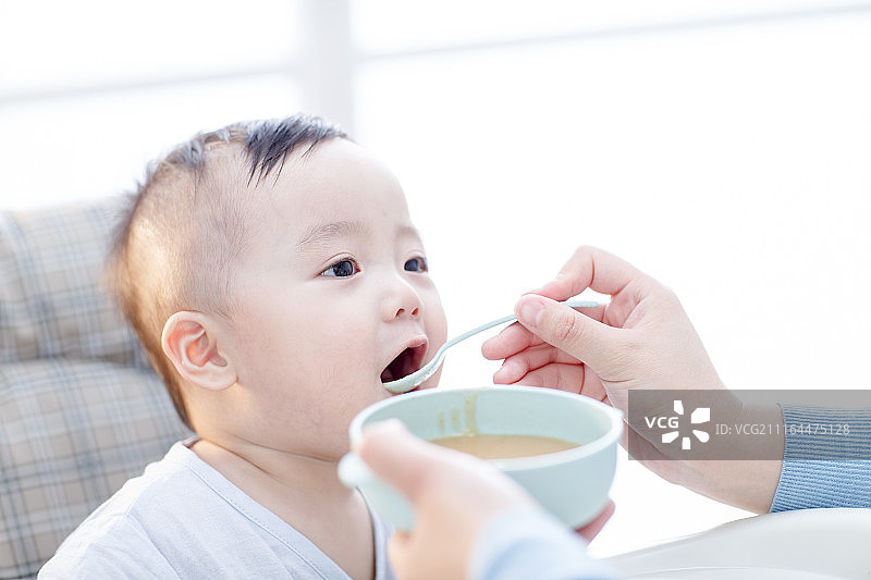 可爱的男婴在吃饭图片素材