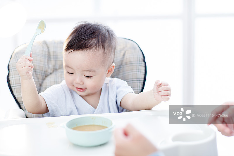 可爱的男婴在吃饭图片素材