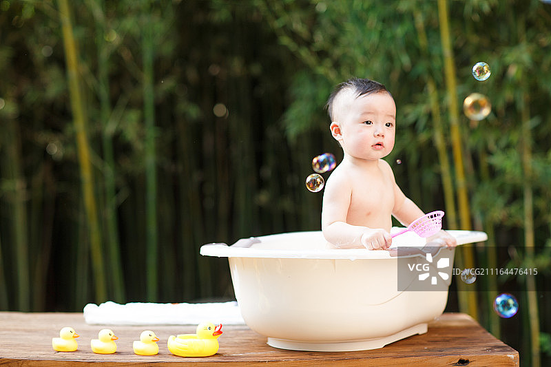 可爱的小婴儿洗澡图片素材
