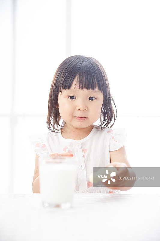 可爱的小女孩在吃早餐图片素材