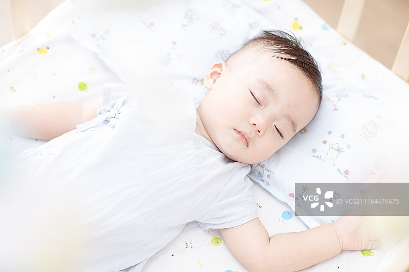 男婴儿在睡觉图片素材