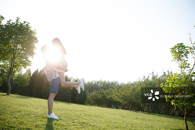 快乐情侣户外玩耍图片素材
