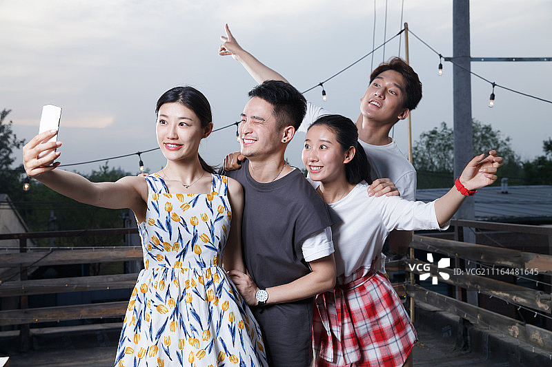 青年人聚会用手机拍照图片素材