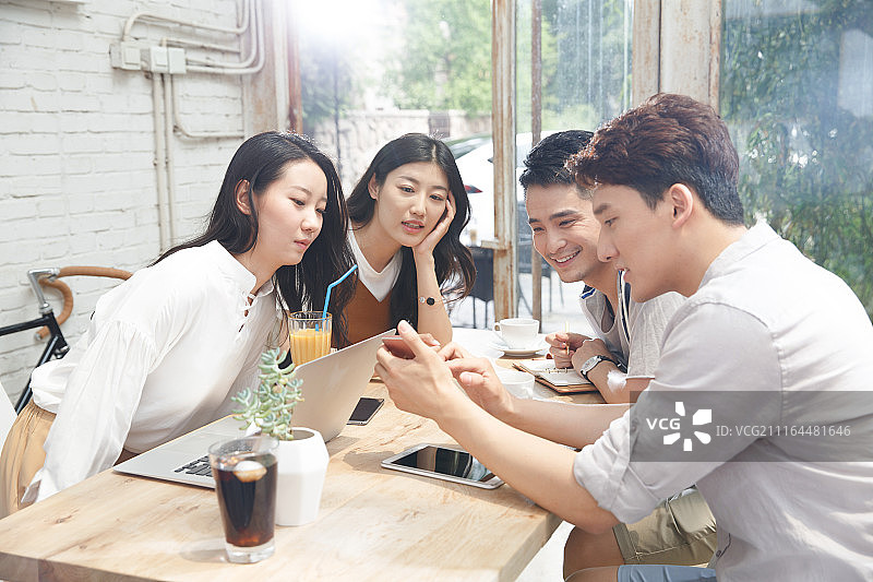 在工作室里的青年人图片素材