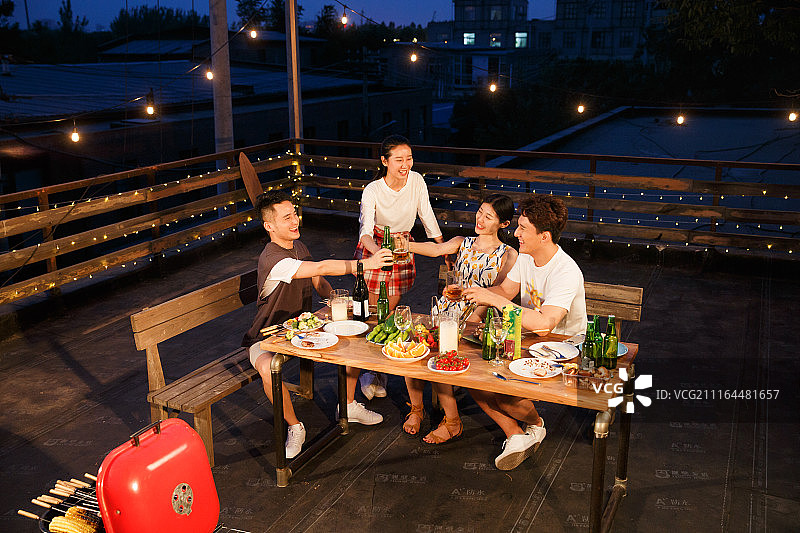 青年人聚会野餐图片素材