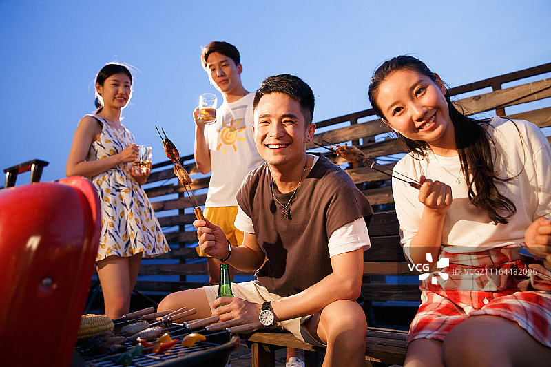 青年人聚会野餐图片素材