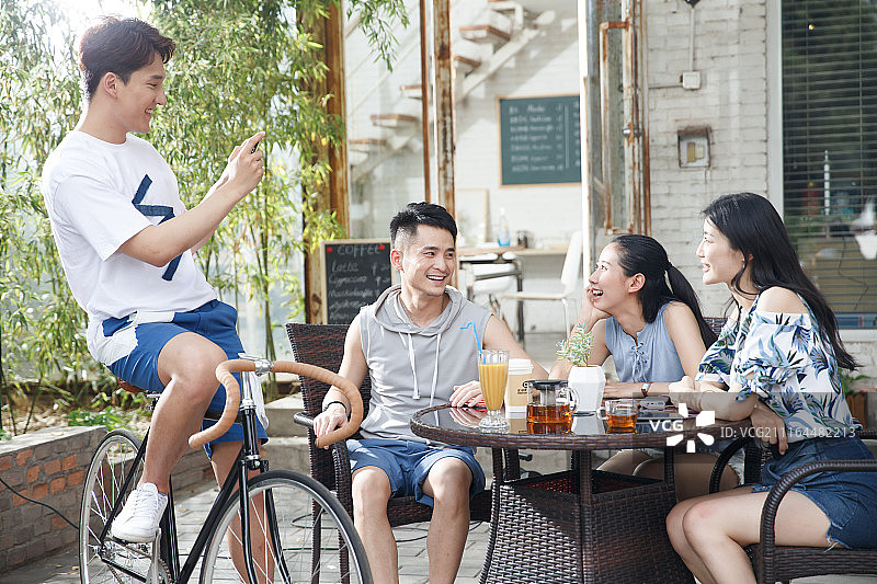 青年人聚会图片素材