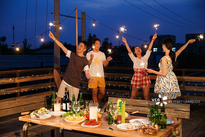 青年人聚会图片素材