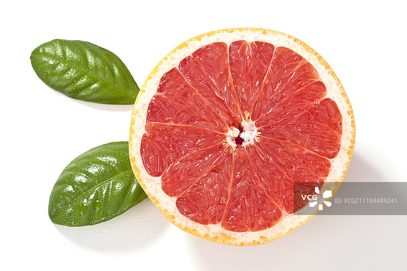 切开的西柚和绿叶图片素材