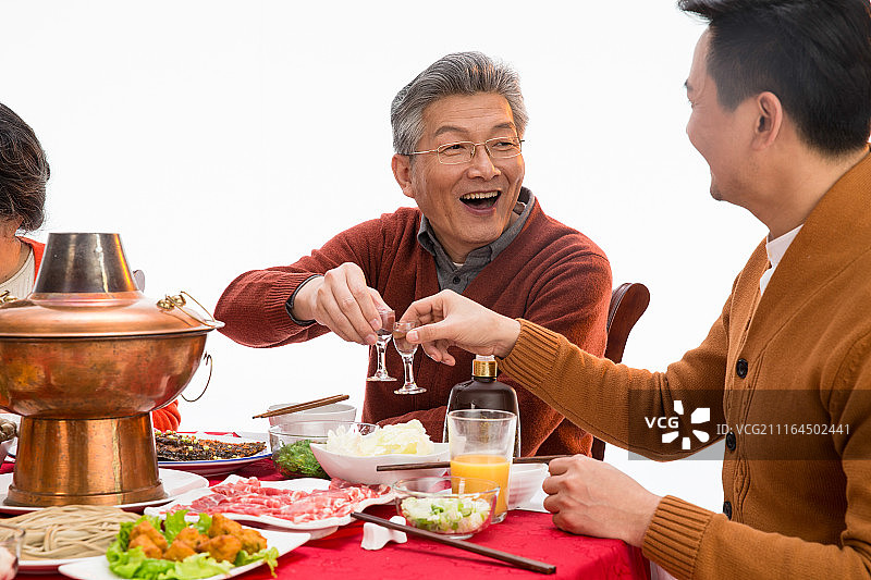 父子俩吃年夜饭喝酒图片素材
