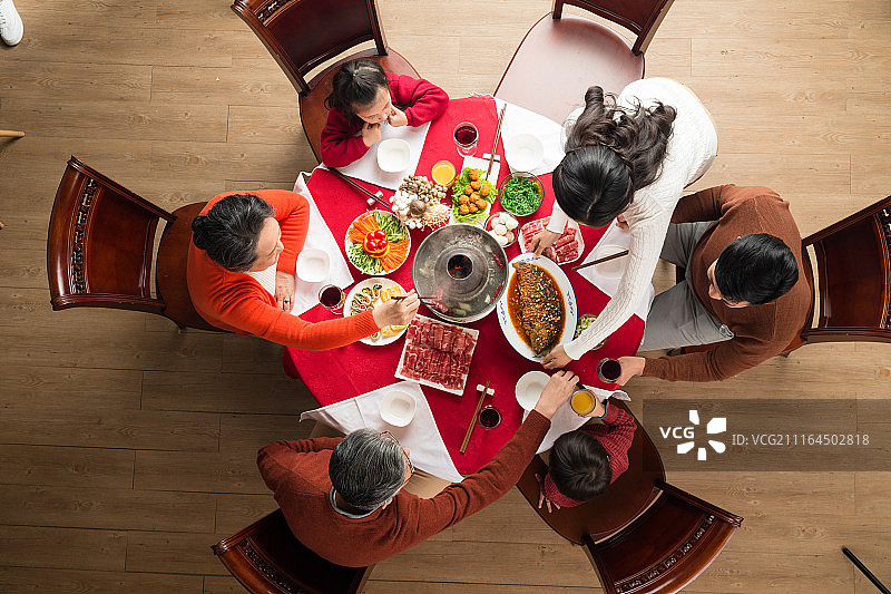 幸福家庭过年吃团圆饭图片素材