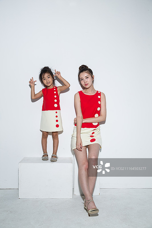 穿着亲子装的母女图片素材