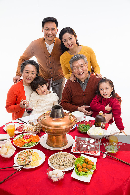 幸福家庭过年吃团圆饭图片素材