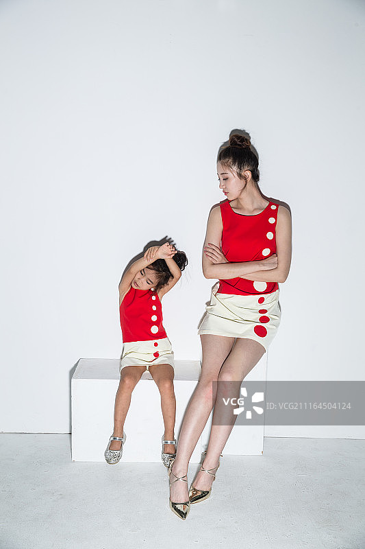 穿着亲子装的母女图片素材