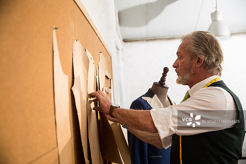 权威的服装设计师图片素材