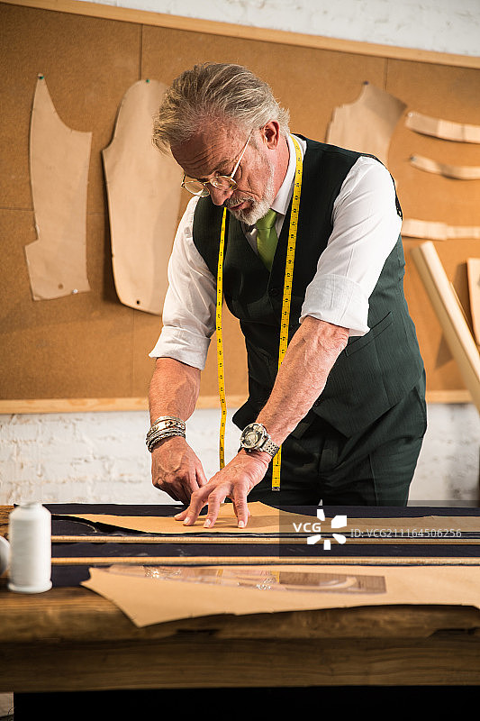 权威的服装设计师图片素材