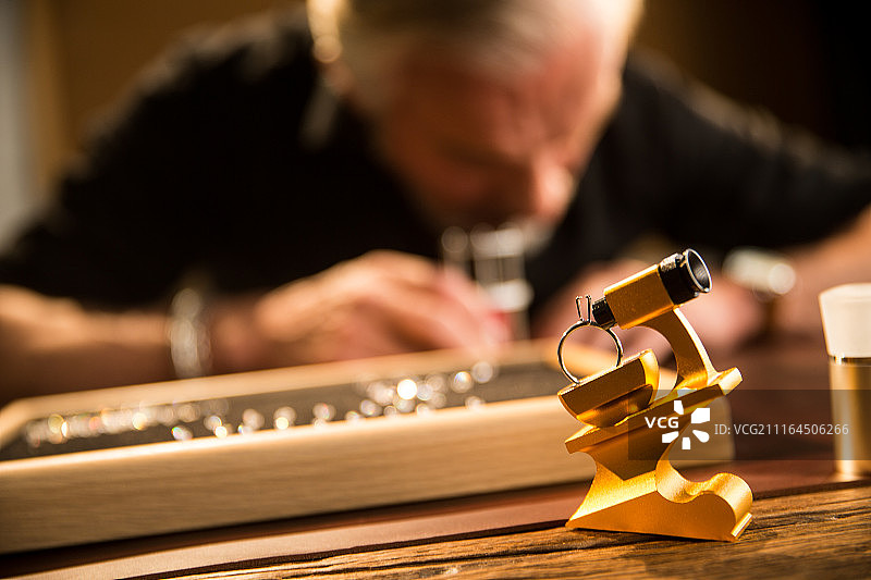老年男人制作钻石戒指图片素材