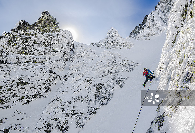 远处：斯洛伐克高塔特拉山脉的多布鲁茨基路线上攀岩者图片素材
