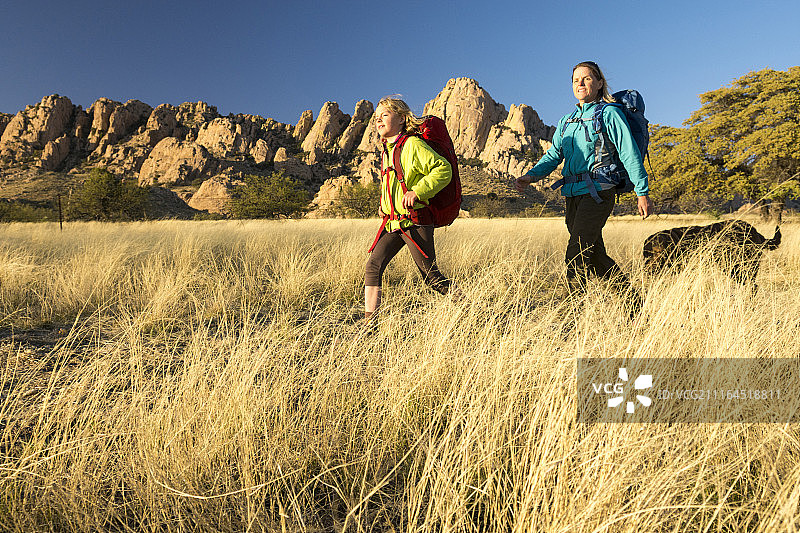 母女在美国亚利桑那州墓碑镇的科奇斯要塞徒步旅行图片素材
