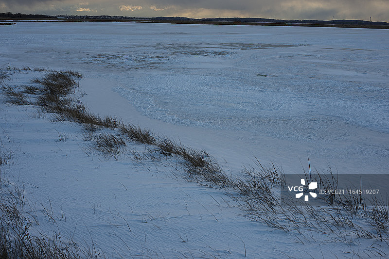 美国马萨诸塞州纽伯里port帕克河野生动物保护区冬季冰冻河流的自然风光图片素材
