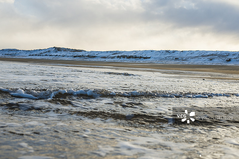 美国马萨诸塞州纽伯里波特帕克河野生动物保护区李子岛海滩上冰冻泡沫的景色图片素材