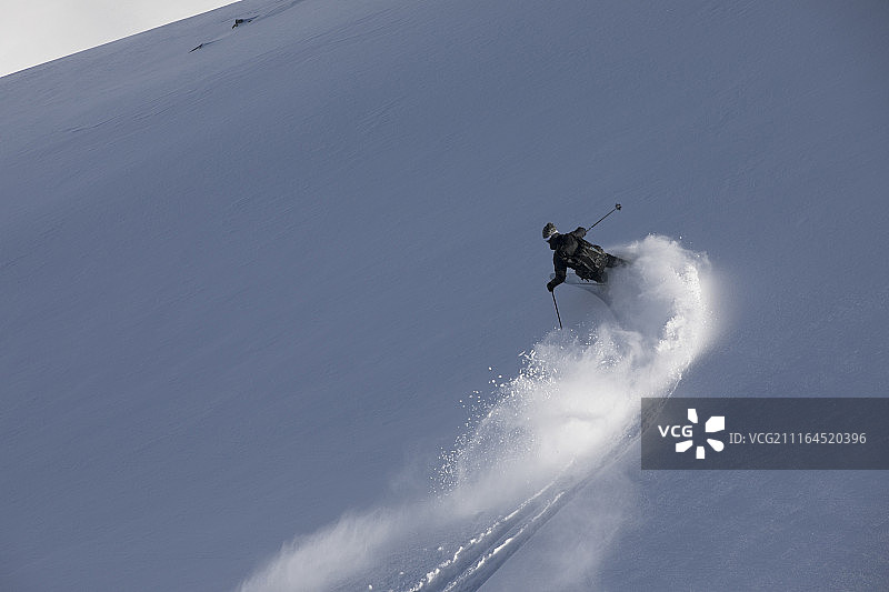 瑞士采尔马特，瓦莱州，瑞士阿尔卑斯山上的滑雪者图片素材