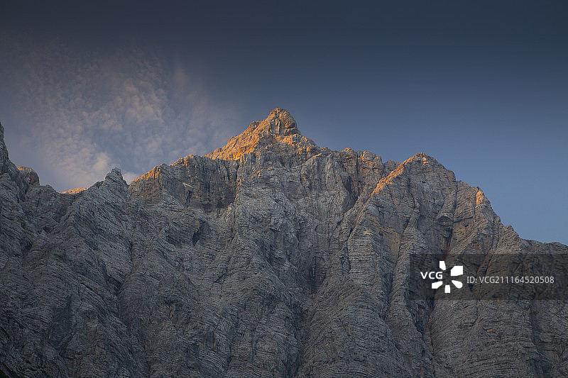 斯洛文尼亚特里格拉夫山的陡峭北坡在日出时变成橙色图片素材