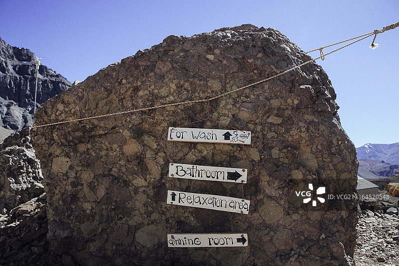 阿根廷阿空加瓜山阿根廷广场大本营露营地的指示牌图片素材